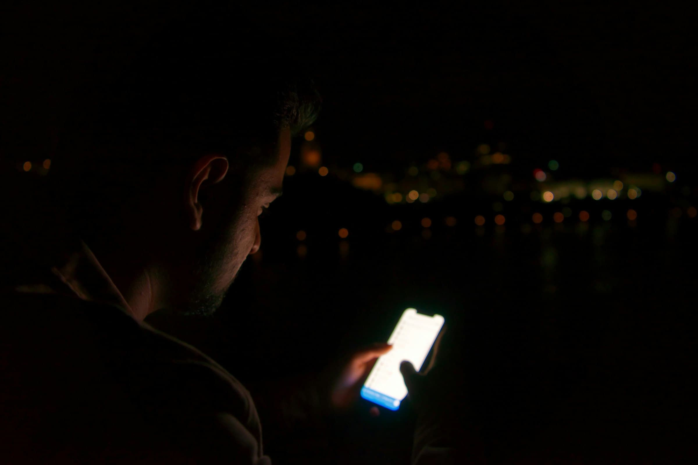 Twee mobiele blogontwerpen naast elkaar: een app-achtige blog in donkere modus en een editorial magazine